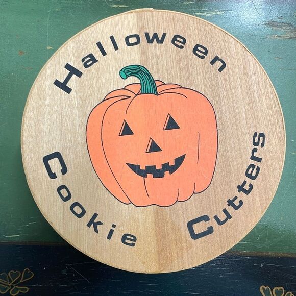 Halloween pumpkin ghost cat witch bat broom cookie cutters in vintage box - Picture 1 of 3